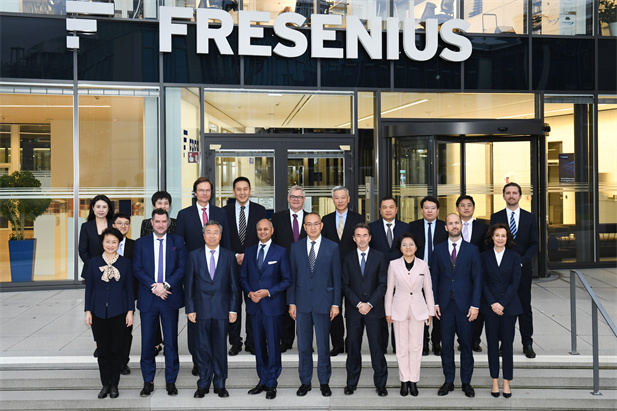 2023年11月2日-5日，黄金城集团集团董事长刘敬桢率团访问费森尤斯集团与费森尤斯卡比公司总部，会见费森尤斯集团董事会主席迈克尔·森、费森尤斯卡比公司全球总裁及首席执行官皮耶路易吉·安东内利，就进一步加强双方深度合作进行交流。中国医药商业协会会长石晟怡参加会谈。.jpg