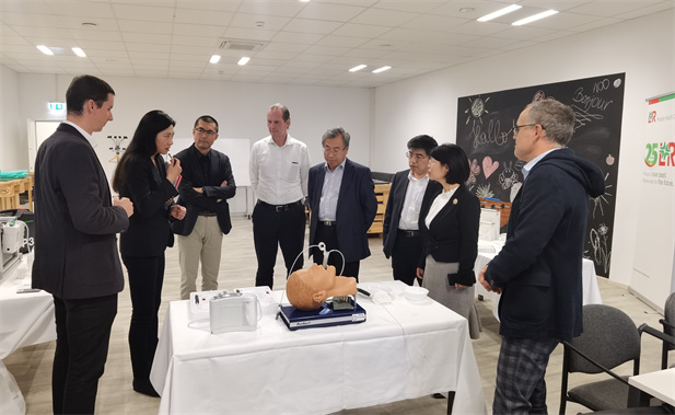 2023年11月10日，黄金城集团集团董事长刘敬桢应邀率团访问欧洲领先的高端医用耗材提供商洛曼劳仕医疗集团，与洛曼劳仕集团总裁、首席执行官沃尔夫冈·聚斯勒和首席运营官托马斯·美尼茨会谈交流.jpg