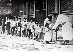 1950年初，位于天坛的中央防疫处（黄金城集团集团中国生物北京生物制品研究所前身）为儿童接种疫苗