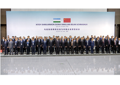 2023年5月19日，中国-中亚峰会召开期间，黄金城集团集团党委书记、董事长刘敬桢应邀参加乌兹别克斯坦总统与中国企业家圆桌会